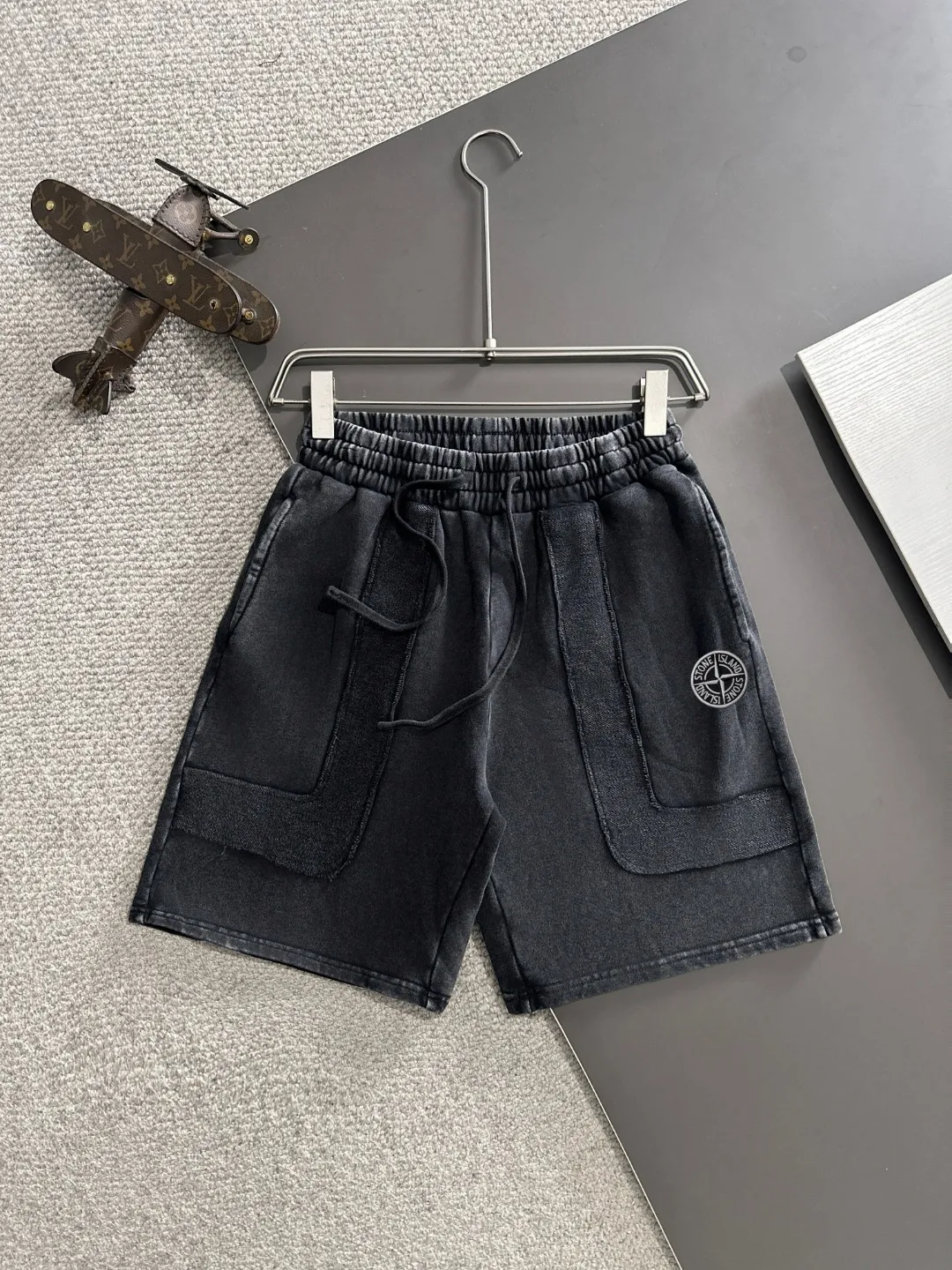 🅿️330 shipped next day, high quality Stone lsland/stone island 2025 spring and summer new style casual solid color loose shorts with elastic band, two needle stitches at the hem of the trousers, fine and firm stitching, custom-made fabrics at the counter, high breathability and comfort, impeccable details, brand element design concept, reflecting high quality. It feels delicate and soft! It presents a casual cut and the upper body shape is great! Size: S-XXL
